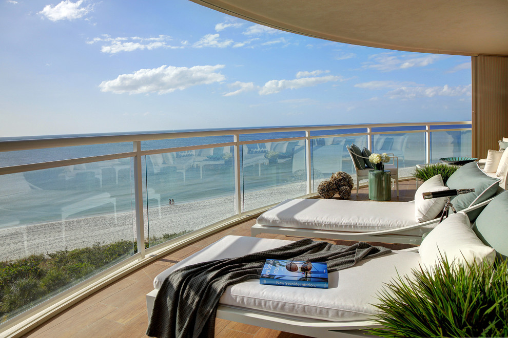 Inspiration for a contemporary terrace in Miami.
