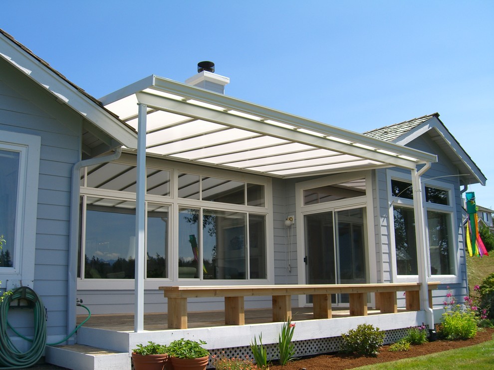 Immagine di una terrazza tradizionale dietro casa e di medie dimensioni con un parasole