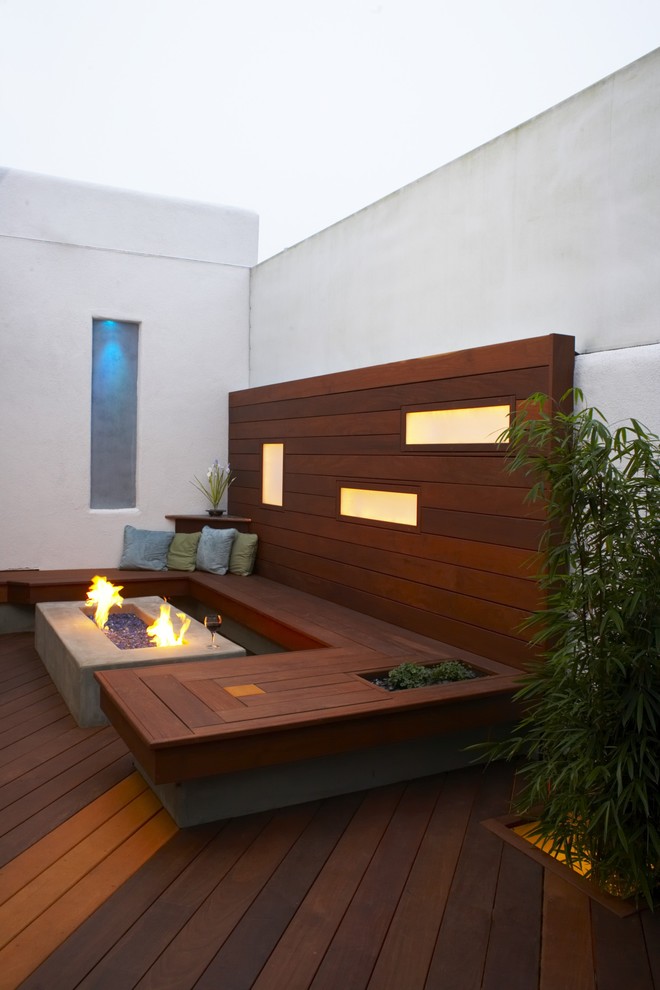 Ispirazione per una terrazza minimalista con con illuminazione