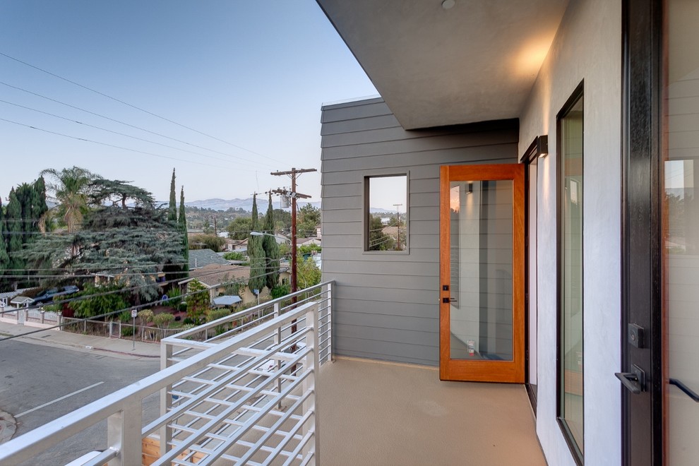 Deck - mid-sized contemporary rooftop deck idea in Los Angeles with no cover