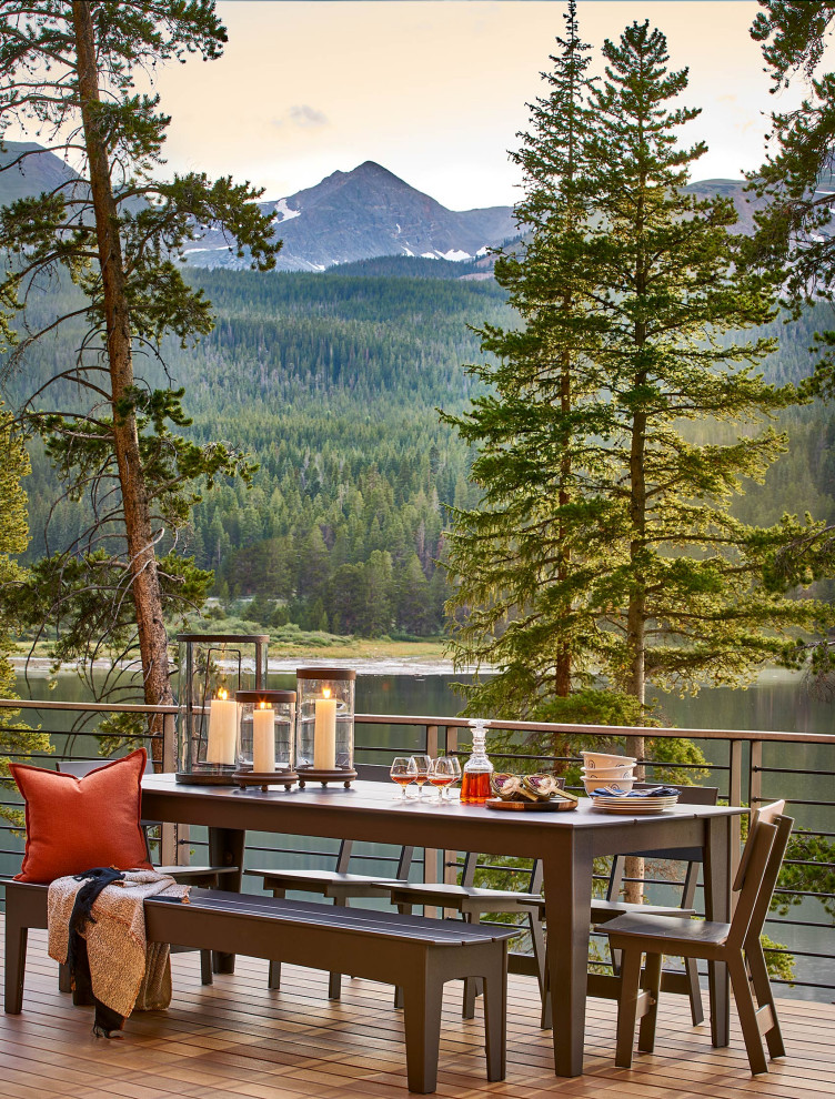 Example of a mountain style deck design in Denver