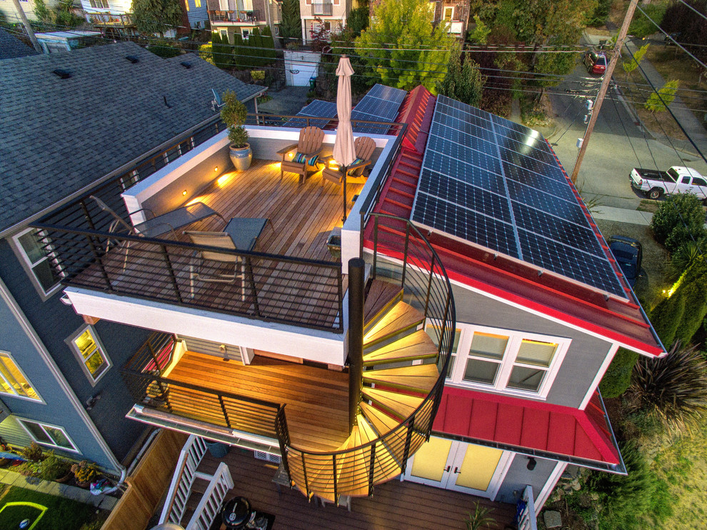 シアトルにある中くらいなトランジショナルスタイルのおしゃれな屋上のデッキ (日よけなし) の写真