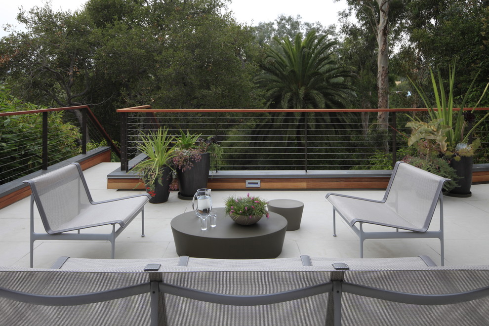 Réalisation d'une terrasse minimaliste avec aucune couverture.