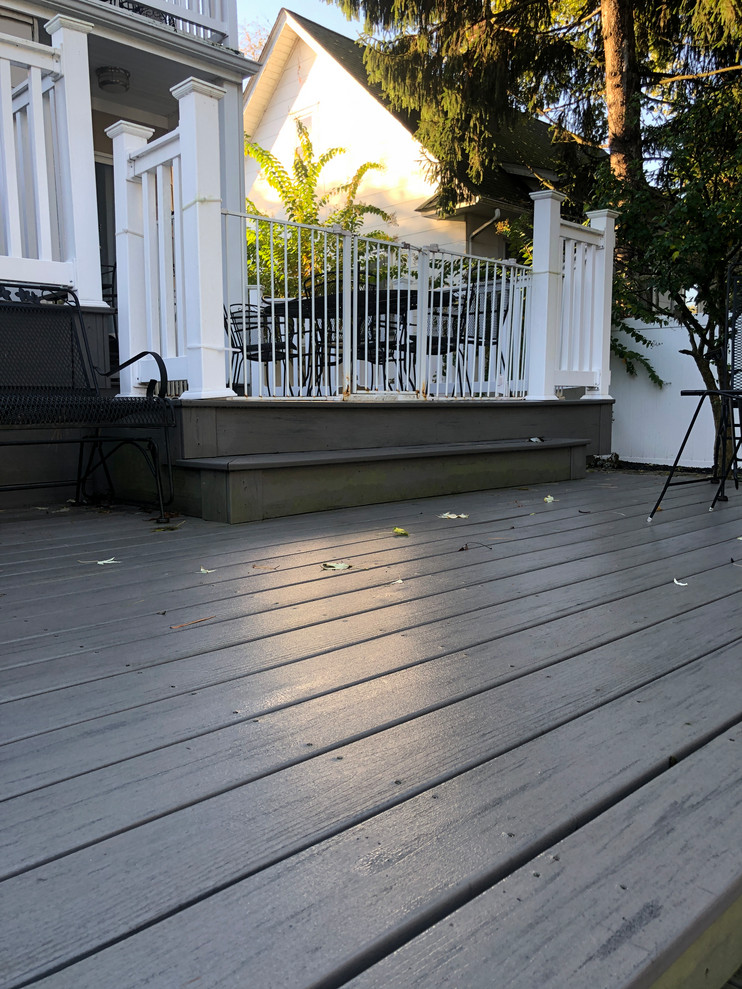 На фото: терраса среднего размера на заднем дворе в классическом стиле без защиты от солнца с
