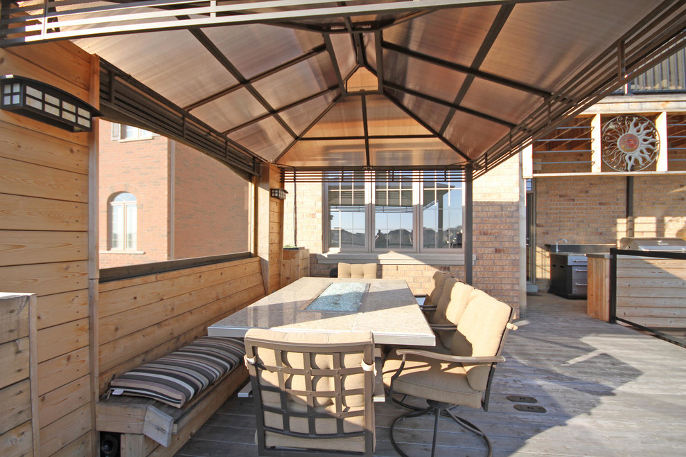 Imagen de terraza moderna extra grande en patio trasero con brasero y pérgola