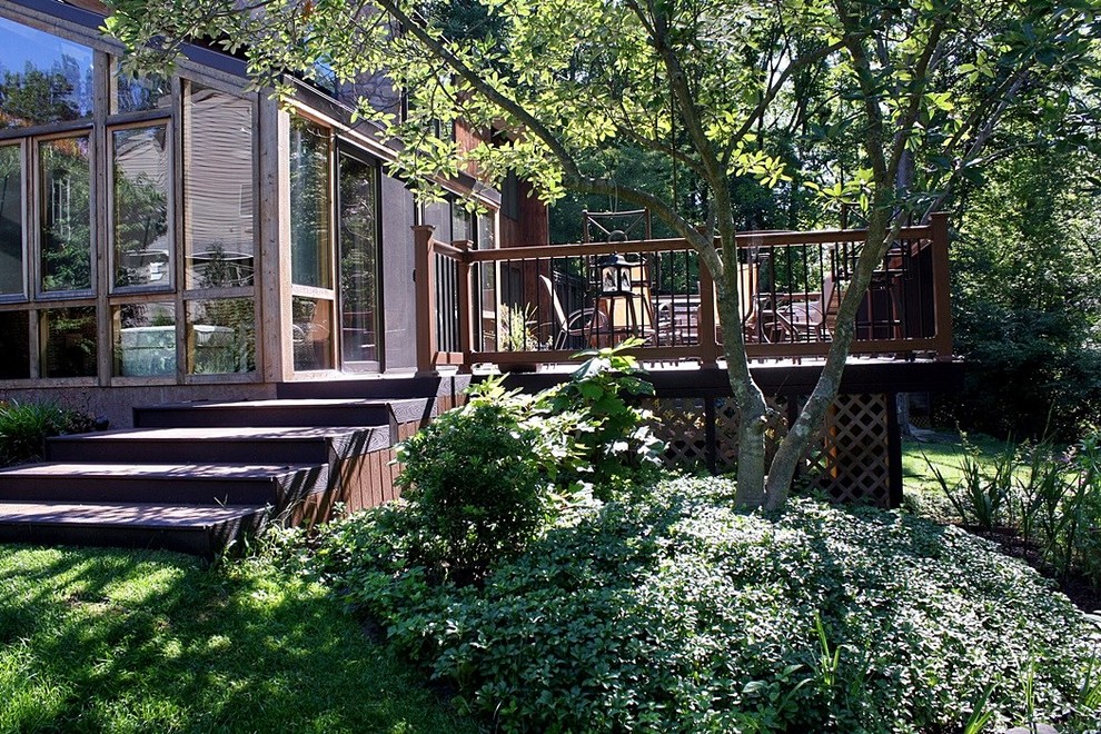 Imagen de terraza contemporánea de tamaño medio sin cubierta en patio trasero con brasero