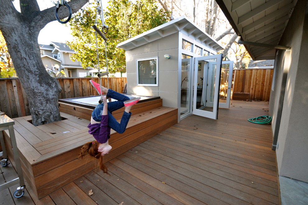 Inspiration for a small modern deck remodel in San Francisco