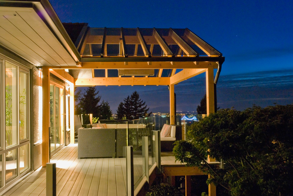 Trendy deck photo in Vancouver