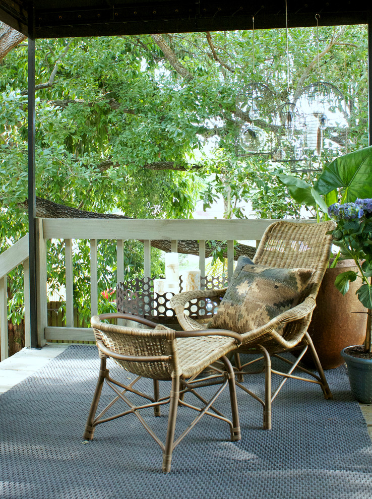 Esempio di una terrazza tradizionale di medie dimensioni e dietro casa con un tetto a sbalzo