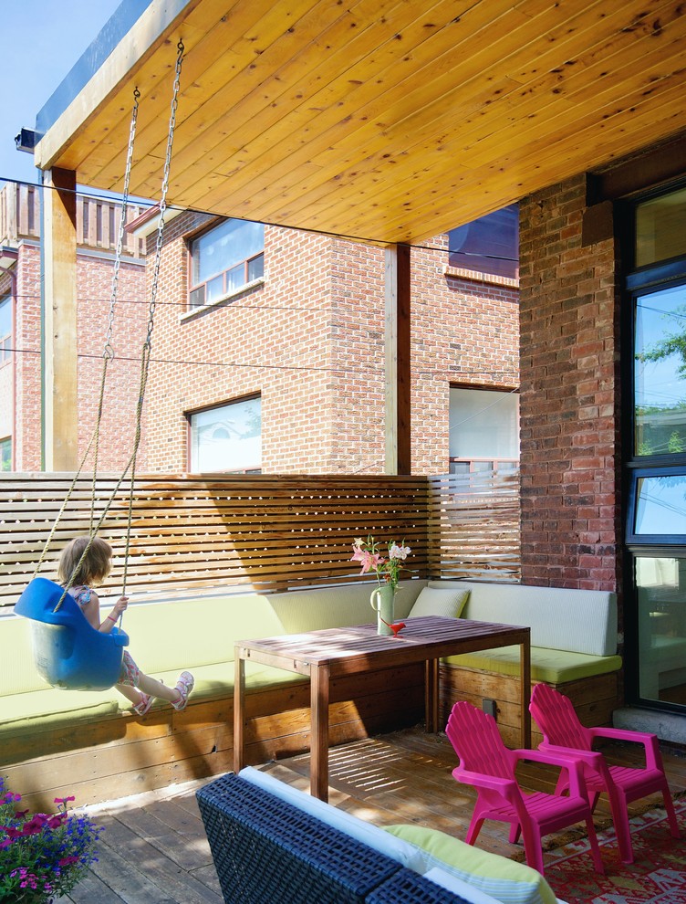 Modelo de terraza tradicional renovada de tamaño medio en patio trasero y anexo de casas