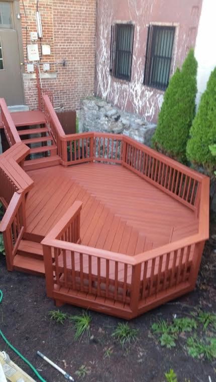 Стильный дизайн: маленькая терраса на заднем дворе в классическом стиле без защиты от солнца для на участке и в саду - последний тренд