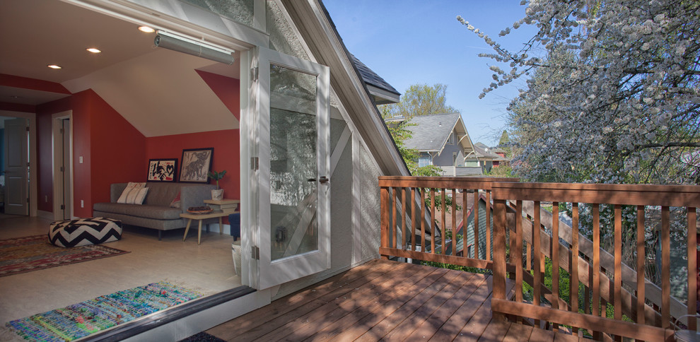 Example of a trendy deck design in Portland