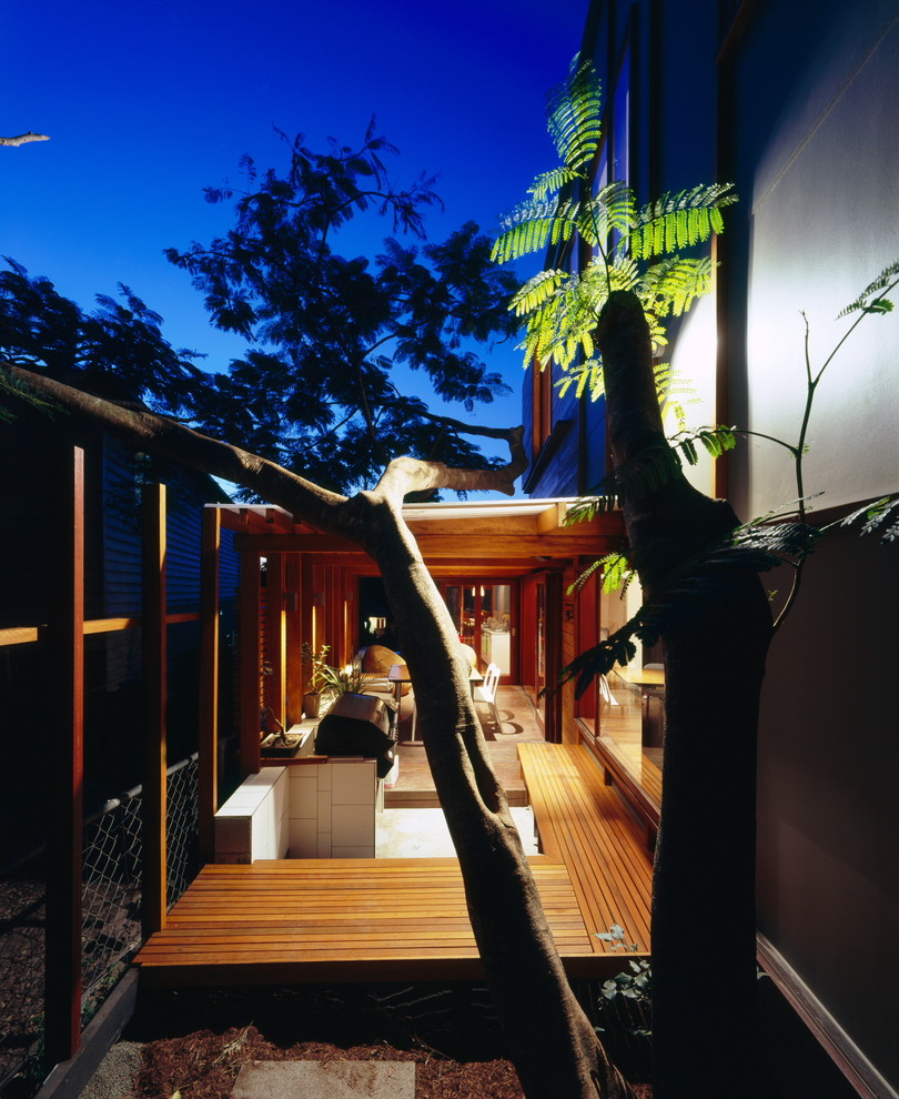 Exemple d'une terrasse arrière tendance avec une cuisine d'été et une pergola.