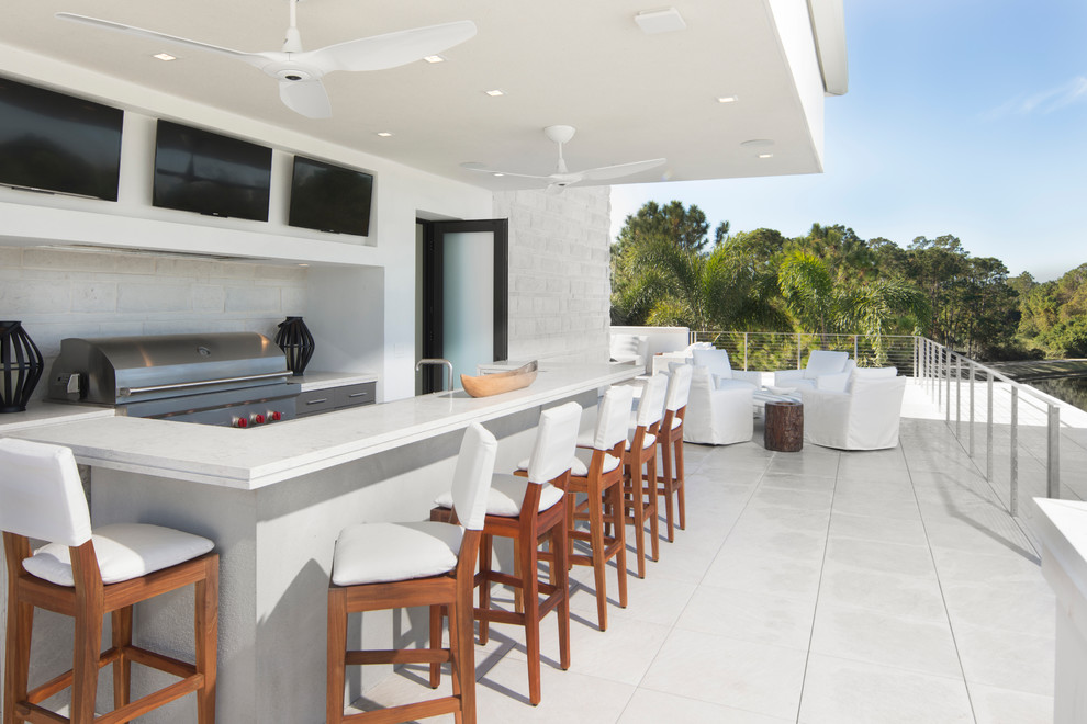 Geräumige, Überdachte Moderne Dachterrasse mit Outdoor-Küche in Orlando