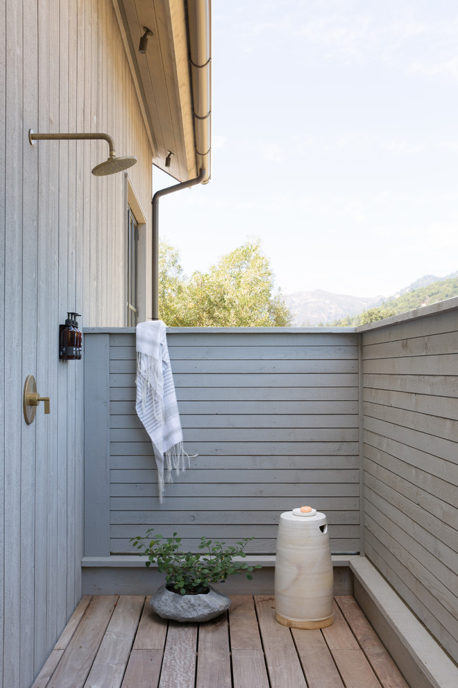 Idée de décoration pour une terrasse avec une douche extérieure champêtre avec aucune couverture.