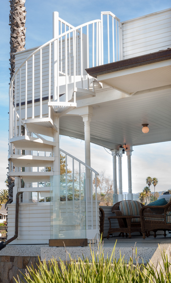 Idee per una terrazza american style di medie dimensioni e dietro casa con un parasole