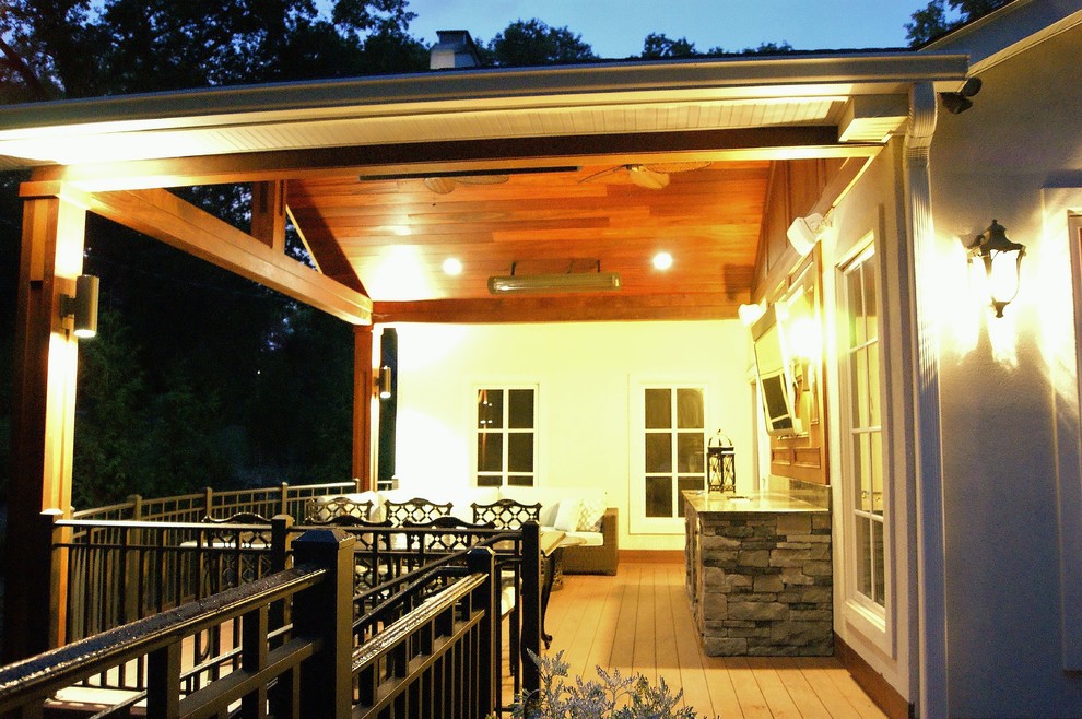 Idee per una grande terrazza minimal nel cortile laterale con con illuminazione e un tetto a sbalzo