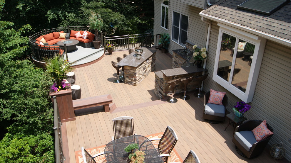 Exemple d'une terrasse arrière tendance de taille moyenne avec une cuisine d'été et aucune couverture.