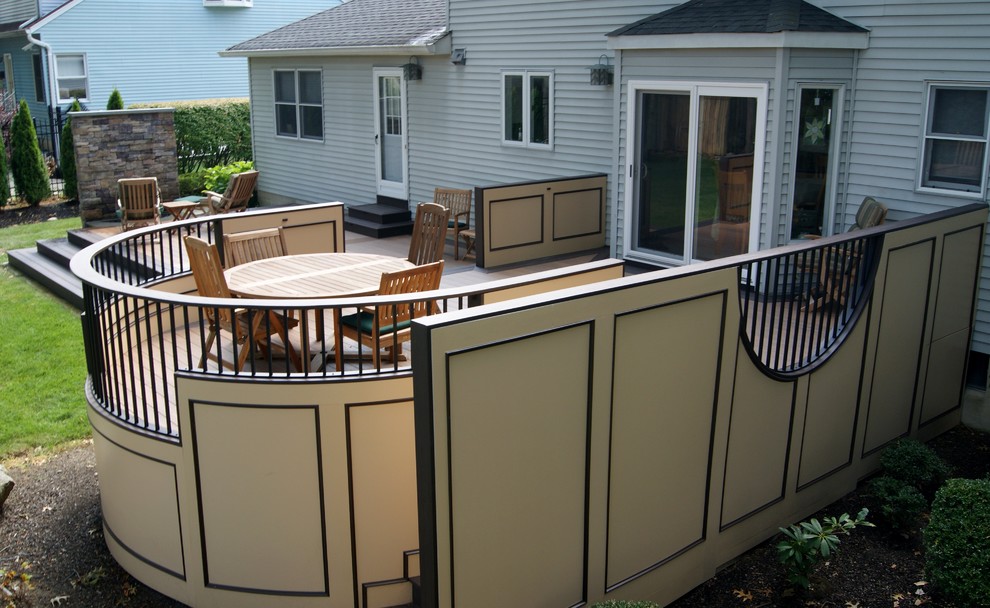 Inspiration pour une terrasse arrière design de taille moyenne avec un point d'eau et aucune couverture.