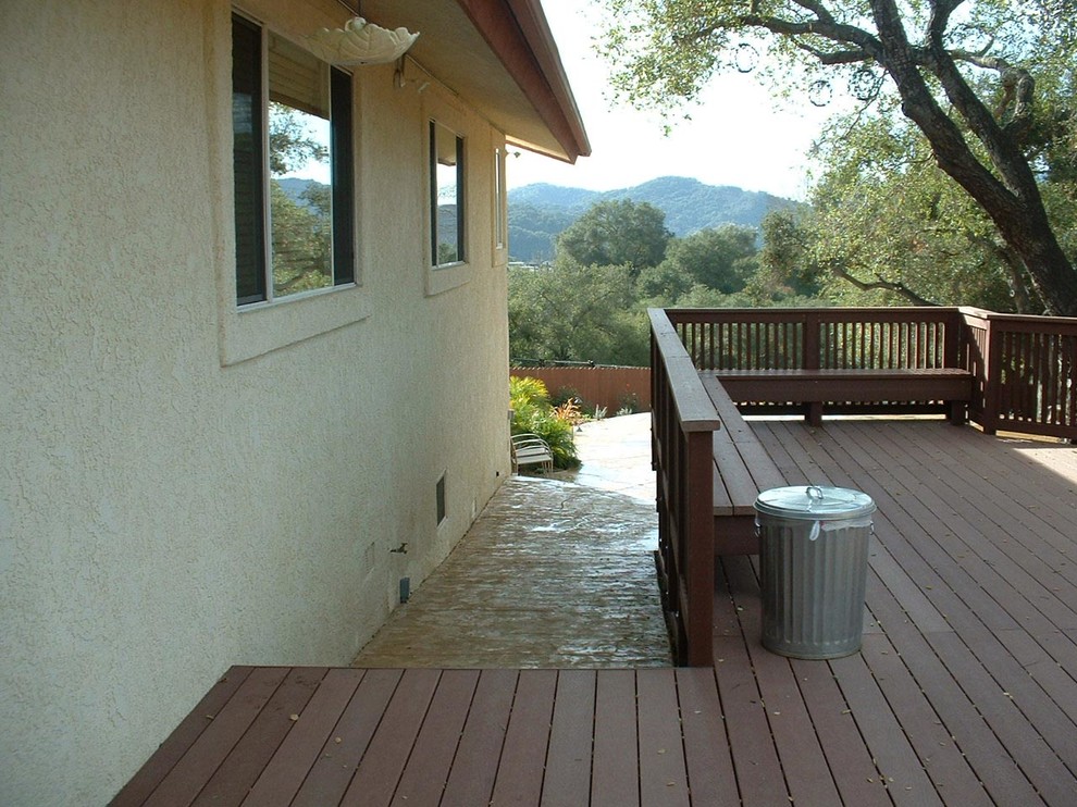Idées déco pour une terrasse arrière classique de taille moyenne avec une cuisine d'été et aucune couverture.
