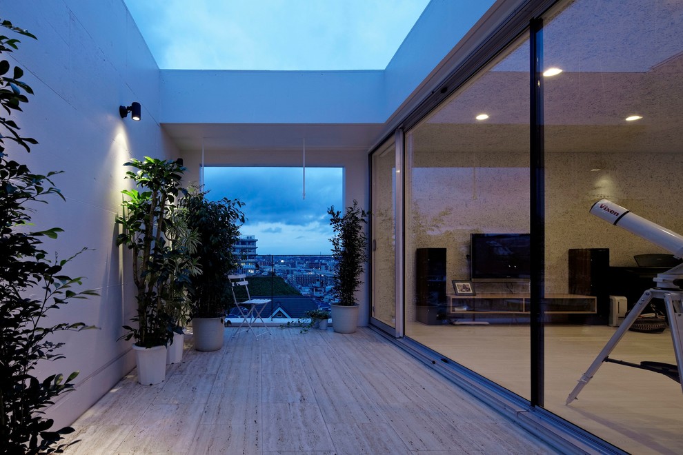 Aménagement d'une terrasse contemporaine de taille moyenne avec une extension de toiture.