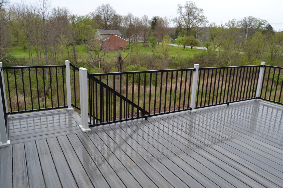 Modelo de terraza de estilo americano de tamaño medio en patio trasero