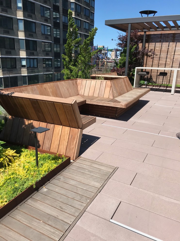Ejemplo de terraza minimalista grande en azotea con jardín de macetas y pérgola