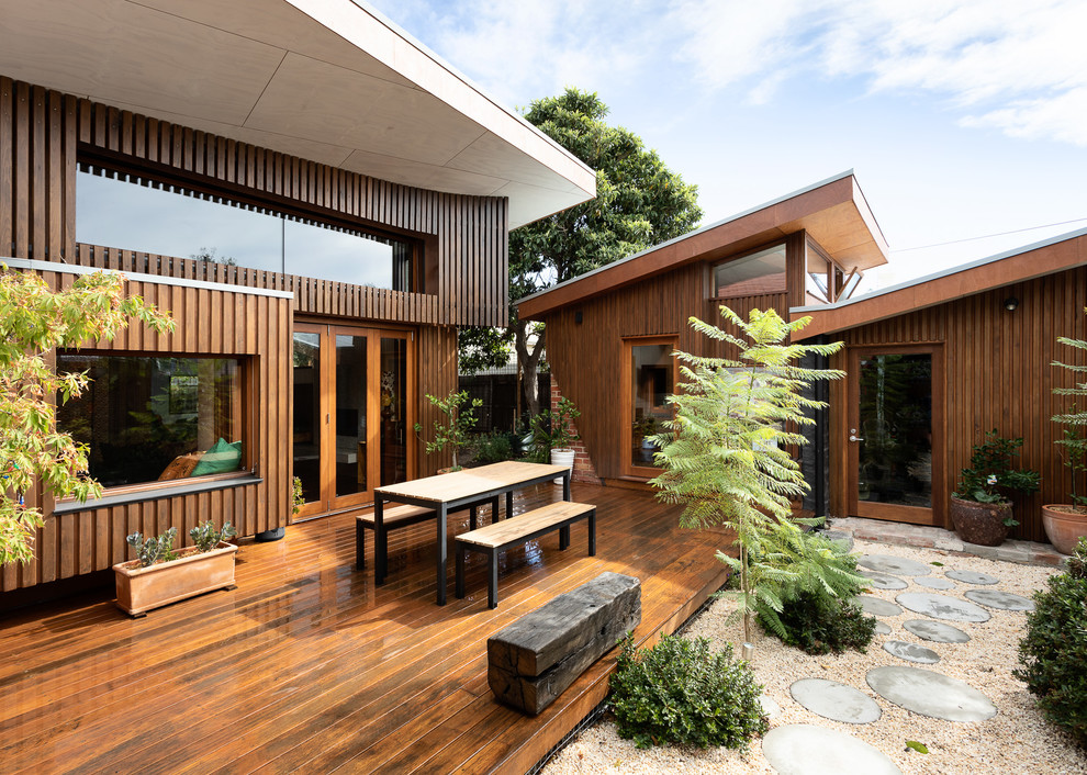 Imagen de terraza contemporánea de tamaño medio en patio trasero y anexo de casas