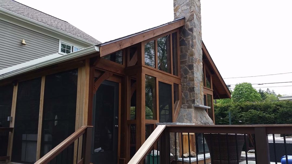 Idées déco pour une terrasse latérale classique de taille moyenne avec un foyer extérieur et une extension de toiture.