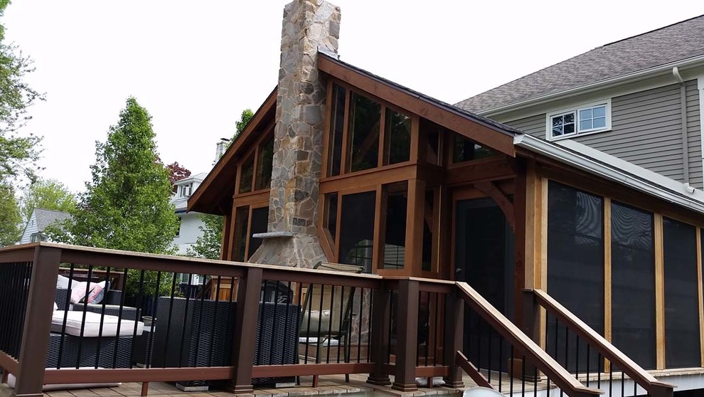 Inspiration pour une terrasse latérale traditionnelle de taille moyenne avec un foyer extérieur et une extension de toiture.