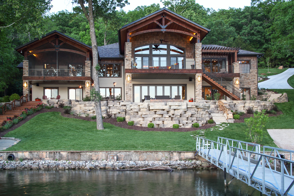 Idee per una grande terrazza stile americano dietro casa con un pontile e un tetto a sbalzo