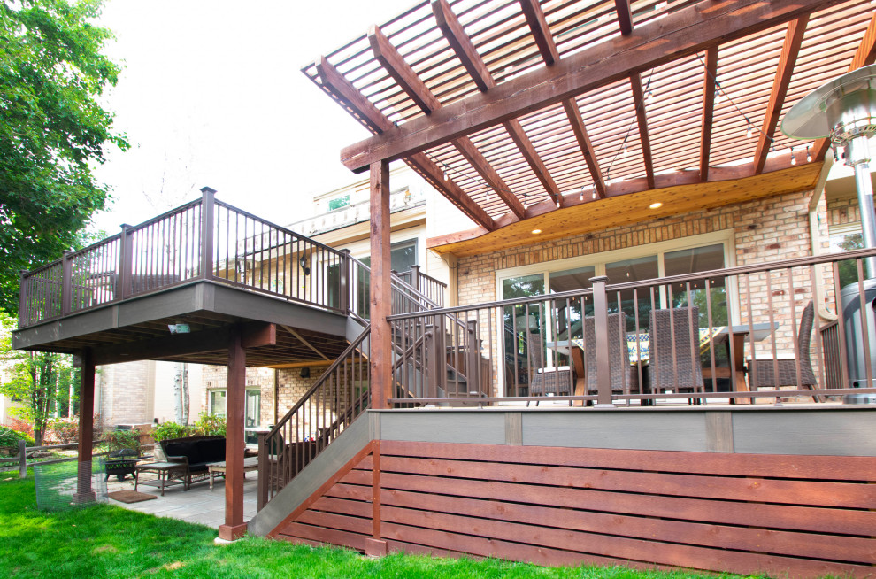 Immagine di una terrazza chic di medie dimensioni, dietro casa e al primo piano con una pergola e parapetto in metallo