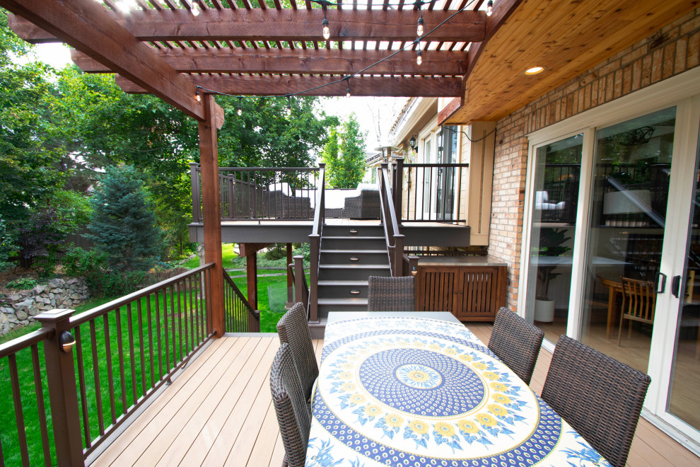 Immagine di una terrazza tradizionale di medie dimensioni, dietro casa e al primo piano con una pergola e parapetto in metallo