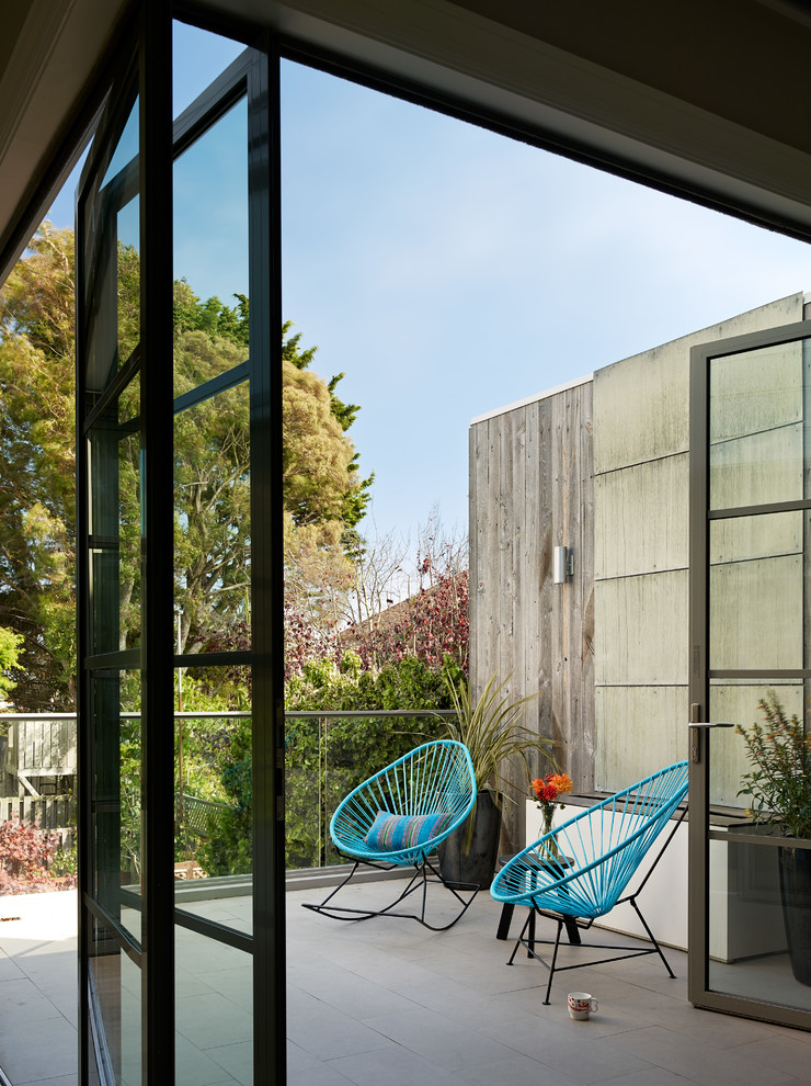 Свежая идея для дизайна: терраса в стиле неоклассика (современная классика) с растениями в контейнерах без защиты от солнца - отличное фото интерьера