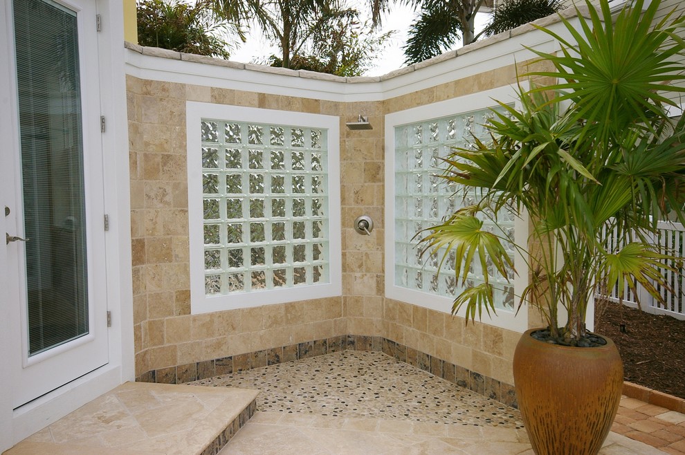 Источник вдохновения для домашнего уюта: фонтан на террасе на заднем дворе в морском стиле без защиты от солнца
