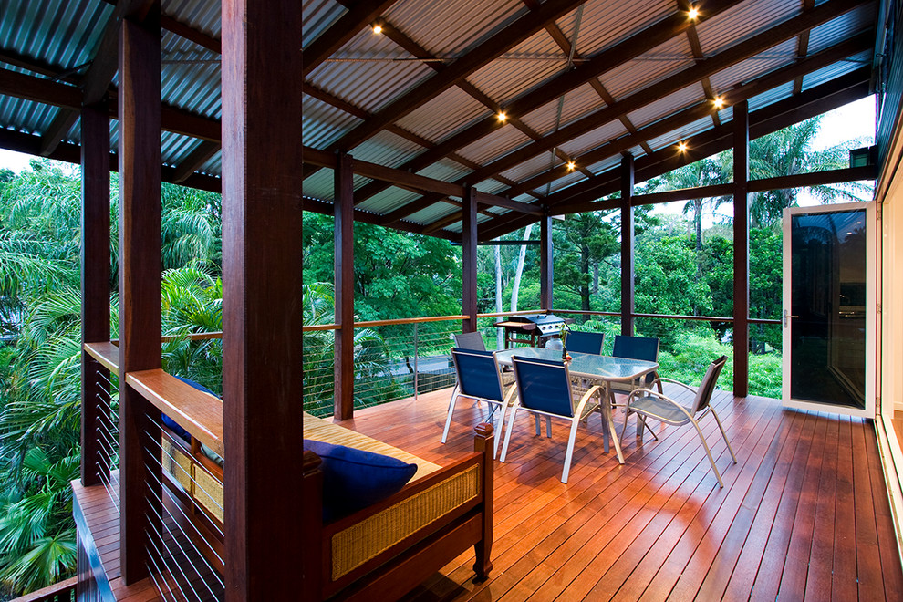 Esempio di una grande terrazza tropicale dietro casa con un tetto a sbalzo