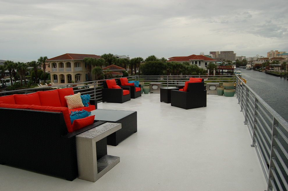 Deck - contemporary deck idea in Miami