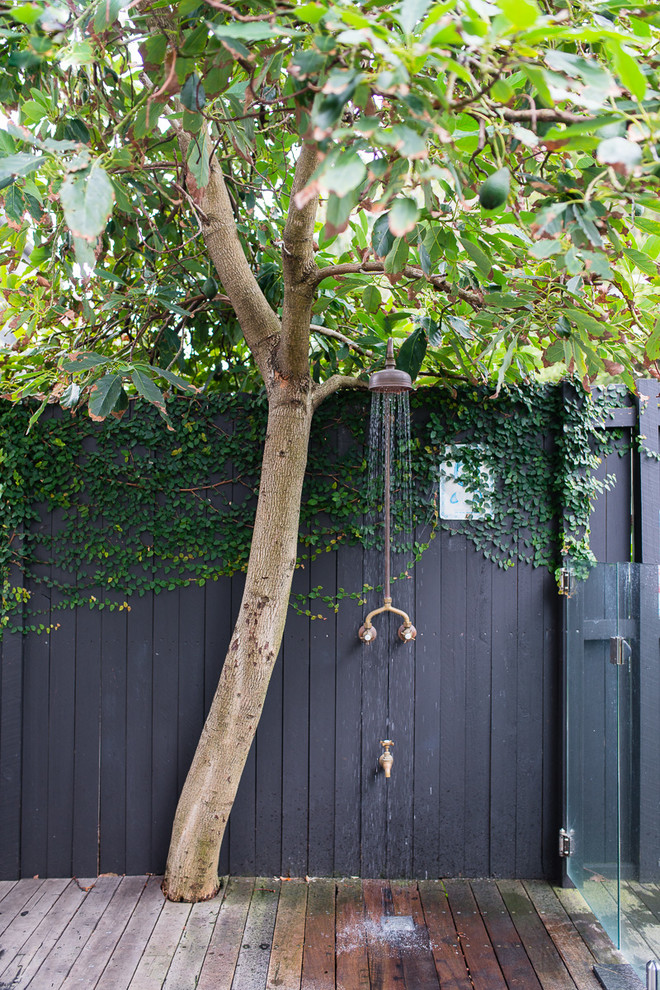 シドニーにあるエクレクティックスタイルのおしゃれな裏庭のデッキの写真