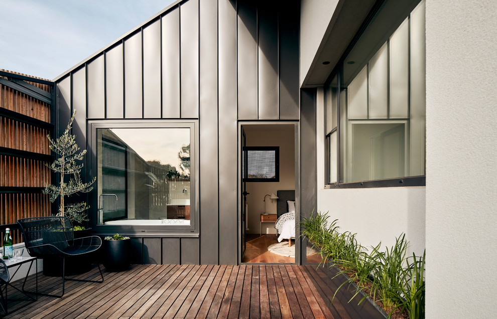 Стильный дизайн: терраса на крыше в стиле модернизм с растениями в контейнерах без защиты от солнца - последний тренд