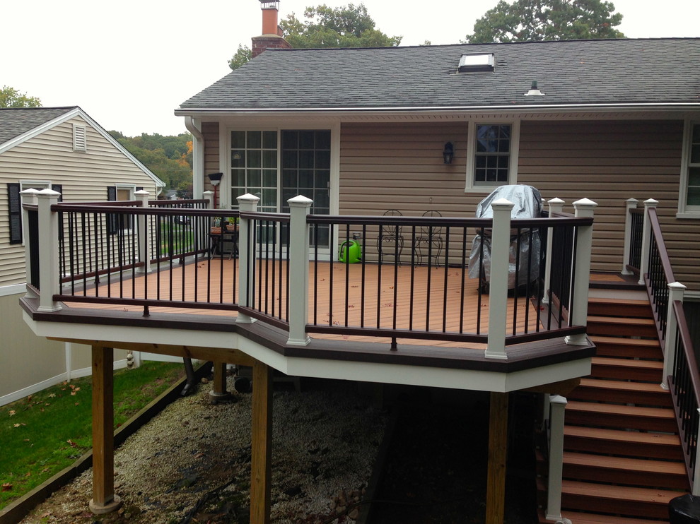 Example of a mid-sized transitional backyard deck design in New York