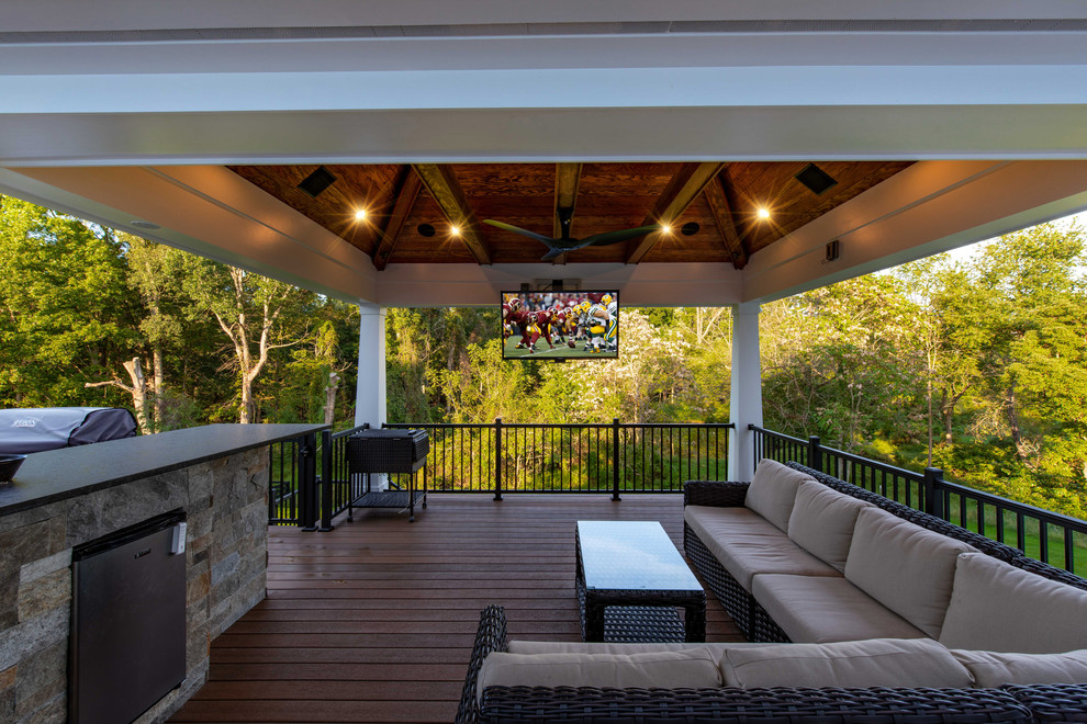 Cette image montre une terrasse arrière traditionnelle avec une extension de toiture.