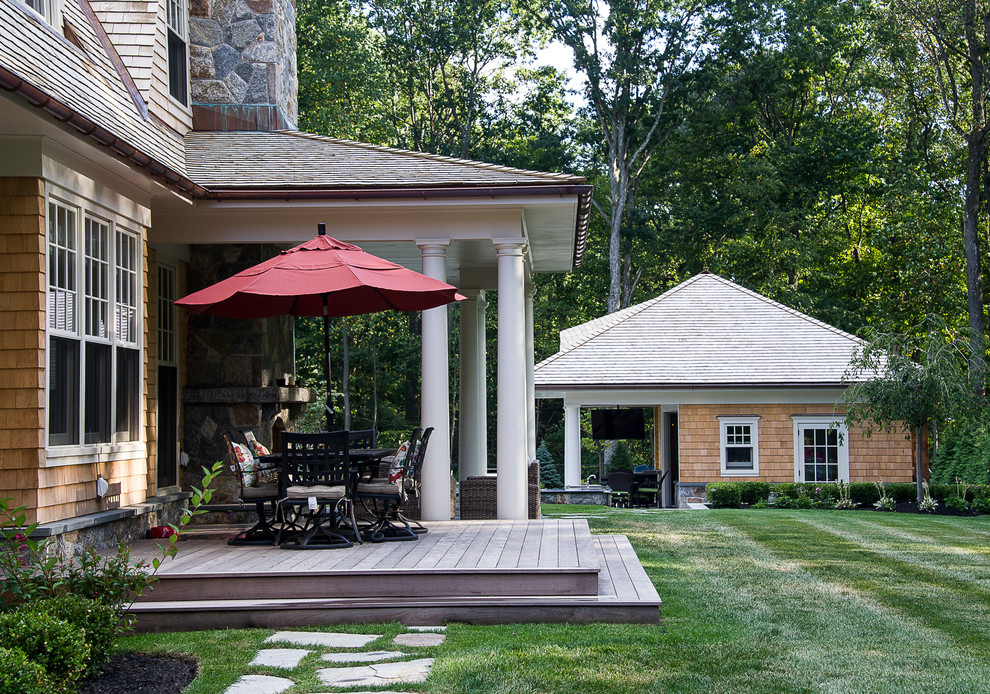 Diseño de terraza tradicional en patio trasero y anexo de casas con cocina exterior
