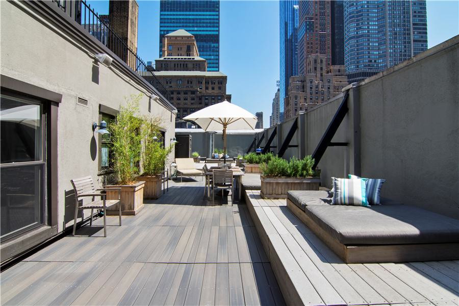 Cette image montre une terrasse minimaliste avec une cuisine d'été et aucune couverture.