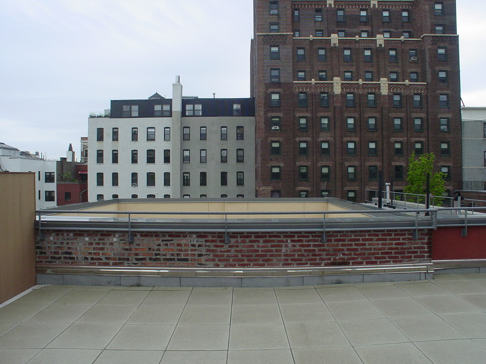 Modelo de terraza tradicional renovada grande en azotea con pérgola