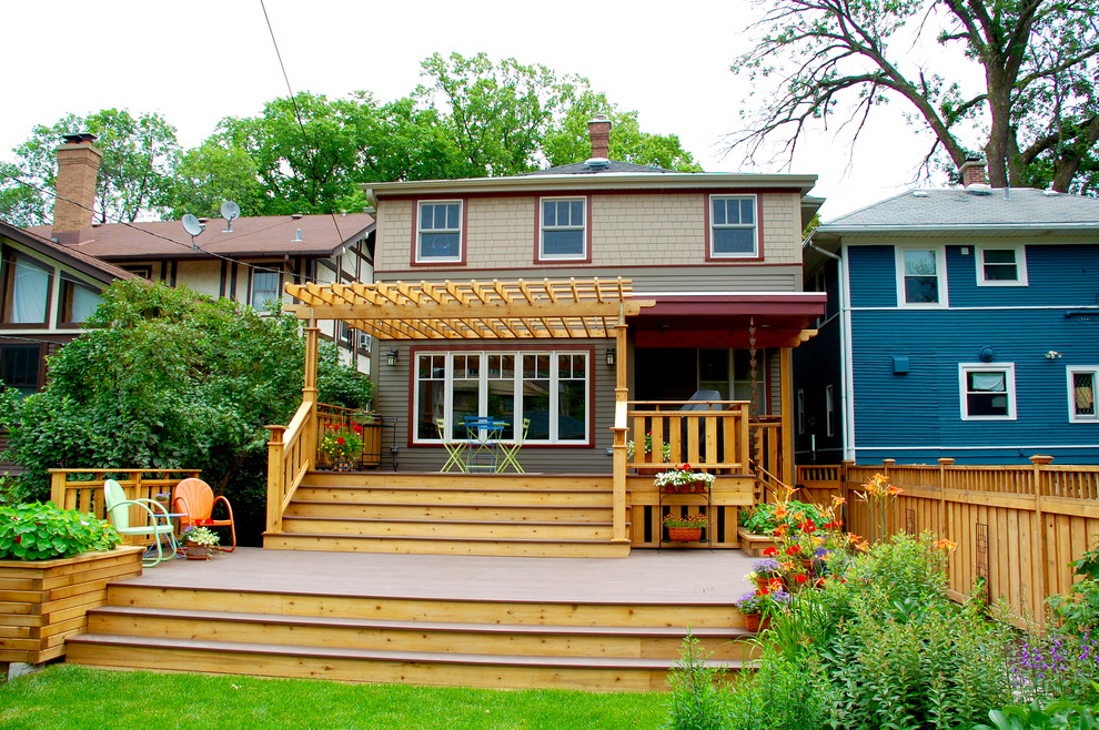 Foto de terraza de estilo americano de tamaño medio en patio trasero con jardín de macetas y pérgola