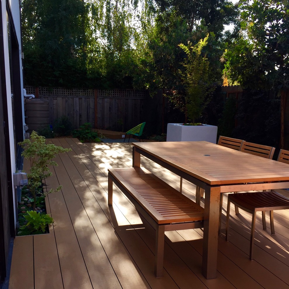 Стильный дизайн: терраса среднего размера на заднем дворе в современном стиле без защиты от солнца - последний тренд