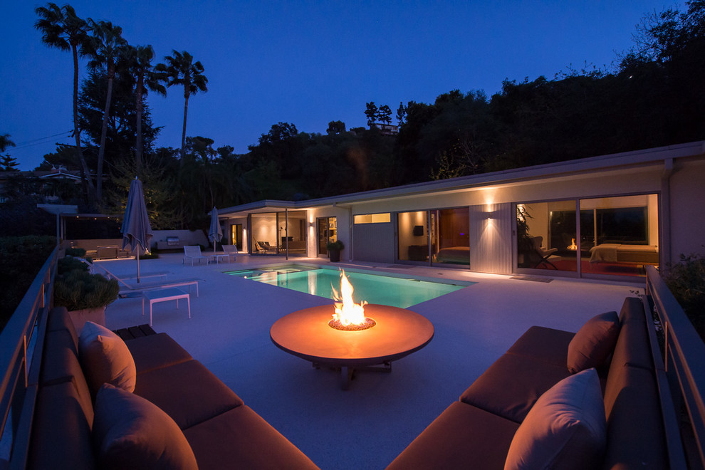 Example of a minimalist deck design in Los Angeles