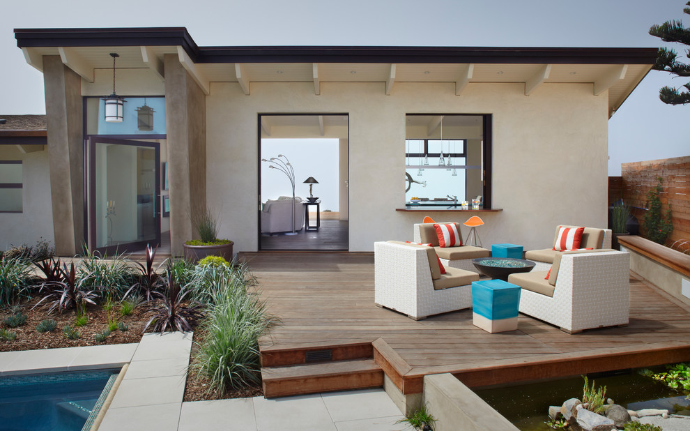 Aménagement d'une terrasse contemporaine avec un foyer extérieur.