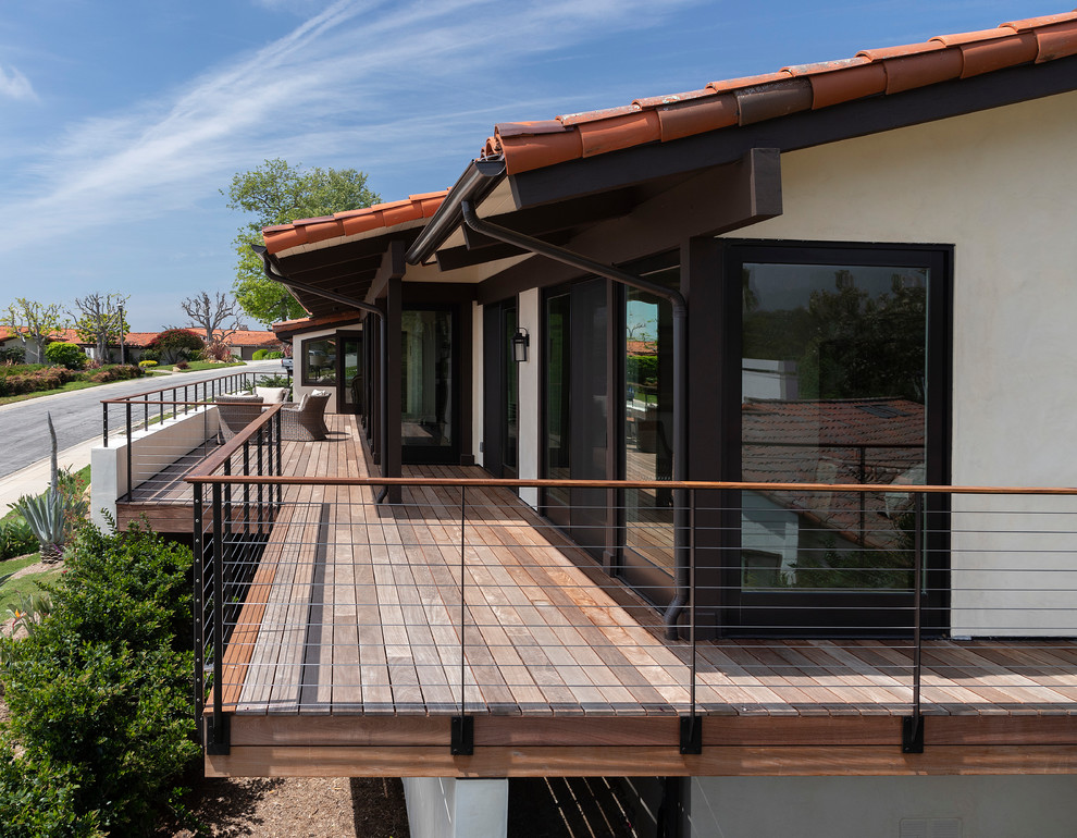 Modelo de terraza clásica renovada pequeña sin cubierta en patio lateral