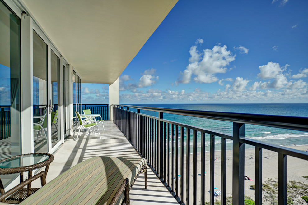Photo of a contemporary balcony in Miami.